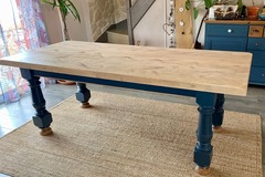 Vente avec paiement en ligne: Table en bois massif de hêtre pieds bleus nuit mat