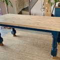Vente avec paiement en ligne: Table en bois massif de hêtre pieds bleus nuit mat