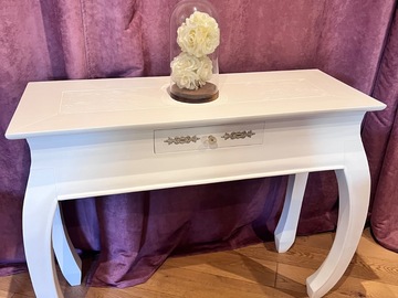 Vente avec paiement en ligne: Console en bois blanche aux pieds galbés 