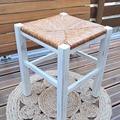 Vente avec paiement en ligne: Tabouret paille bois massif patiné blanc bohème