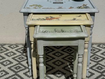 Vente avec paiement en ligne: Table gigognes Histoire de petits lapins