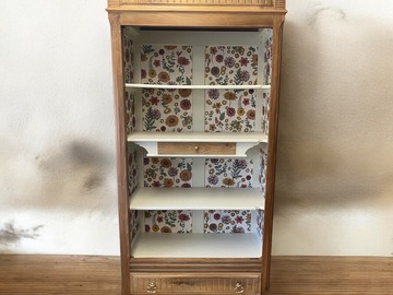 Vente avec paiement en ligne: Armoire Louis Philipe et papier peint vintage