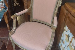 Vente avec paiement en ligne: Fauteuil à patine ancienne retapissé