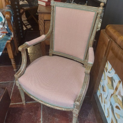 Vente avec paiement en ligne: Fauteuil à patine ancienne retapissé