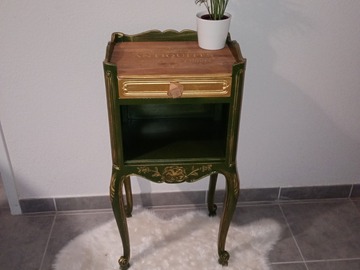 Vente avec paiement en ligne: Table de chevet vintage vert olive style antique chic