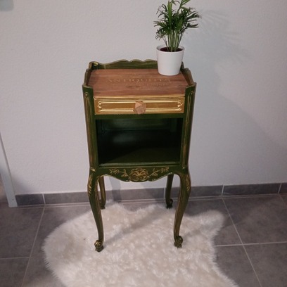 Vente avec paiement en ligne: Table de chevet vintage vert olive style antique chic