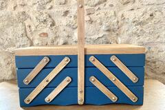 Vente avec paiement en ligne: Travailleuse / boîte à couture vintage repeinte bleu paon