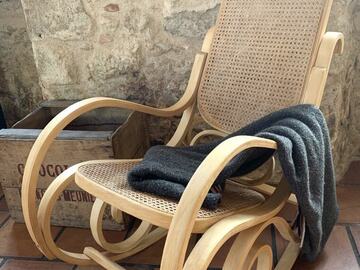 Vente avec paiement en ligne: Chaise berçante avec assise et dossier en cannage