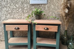 Vente avec paiement en ligne: Paire de chevets en pin et vert cèdre