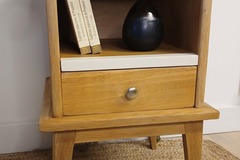 Vente avec paiement en ligne: Pierre meuble d'appoint, bout de canapé chêne clair
