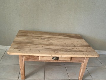 Vente avec paiement en ligne: Table basse en chêne avec tiroir décoré