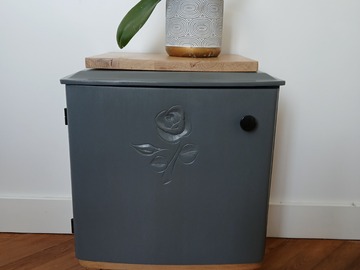 Vente avec paiement en ligne: Chevet à la rose gris et bois
