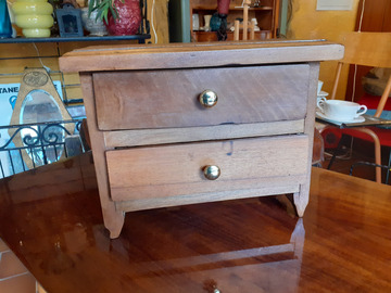 Vente avec paiement en ligne: Commode de poupée ancienne 