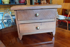 Vente avec paiement en ligne: Commode de poupée ancienne 