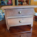 Vente avec paiement en ligne: Commode de poupée ancienne 