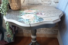 Vente avec paiement en ligne: Guéridon rond relooké beige motif floral écologique