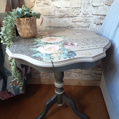 Vente avec paiement en ligne: Guéridon rond relooké beige motif floral écologique