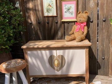 Vente avec paiement en ligne: Coffre Shabby Chic coeur peint esprit Laura Ashley