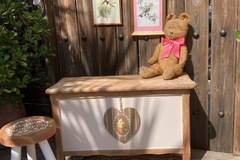 Vente avec paiement en ligne: Coffre Shabby Chic coeur peint esprit Laura Ashley