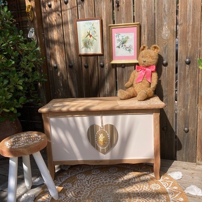 Vente avec paiement en ligne: Coffre Shabby Chic coeur peint esprit Laura Ashley