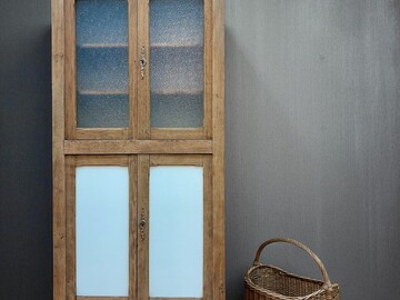 Vente avec paiement en ligne: Armoire vitrée rénovée bois naturel, verre d’origine