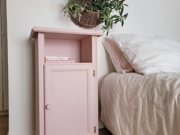 Vente avec paiement en ligne: Table de chevet vintage rose rénovée