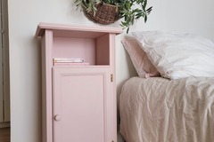 Vente avec paiement en ligne: Table de chevet vintage rose rénovée