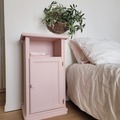 Vente avec paiement en ligne: Table de chevet vintage rose rénovée