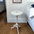 Vente avec paiement en ligne: Table d’Appoint Guéridon Beige Patiné Pochoir Verni