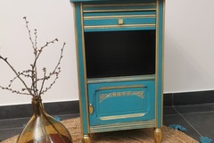 Vente avec paiement en ligne: Table de chevet verte patinée pieds dorés