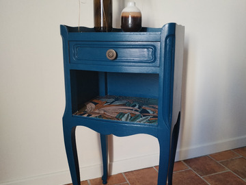 Vente avec paiement en ligne: Table de chevet vintage bleu foncé restaurée