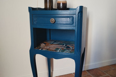 Vente avec paiement en ligne: Table de chevet vintage bleu foncé restaurée