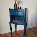 Vente avec paiement en ligne: Table de chevet vintage bleu foncé restaurée