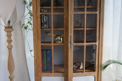 Vente avec paiement en ligne: Vitrine Art Déco restaurée bois grège vitré "Seraphina"