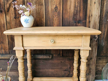 Vente avec paiement en ligne: Ancienne table d'appoint bois clair tiroir "Haymitch"