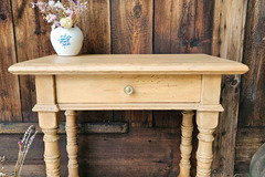 Vente avec paiement en ligne: Ancienne table d'appoint bois clair tiroir "Haymitch"