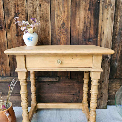 Vente avec paiement en ligne: Ancienne table d'appoint bois clair tiroir "Haymitch"