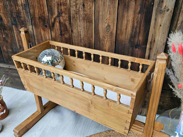 Vente avec paiement en ligne: Berceau vintage scandinave pin massif années 50 revisité "Herman"