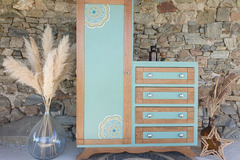 Vente avec paiement en ligne: Armoire asymétrique vintage bois massif vert sauge