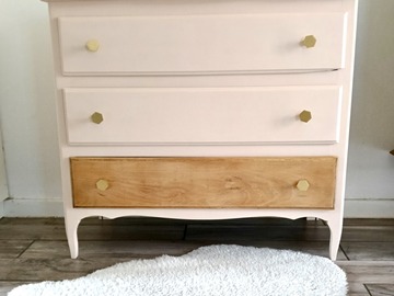 Vente avec paiement en ligne: Commode Vintage Rénovée Rose Layette Poignées Dorées