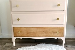Vente avec paiement en ligne: Commode Vintage Rénovée Rose Layette Poignées Dorées