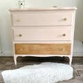 Vente avec paiement en ligne: Commode Vintage Rénovée Rose Layette Poignées Dorées
