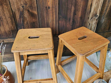 Vente avec paiement en ligne: Paire de tabourets d’atelier vintage bois miel "Tic & Tac"