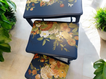 Vente avec paiement en ligne: Tables gigognes bleu profond décor floral vintage
