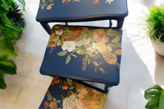 Vente avec paiement en ligne: Tables gigognes bleu profond décor floral vintage