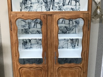 Vente avec paiement en ligne: Vitrine bois brut, intérieur blanc, motif éléphants