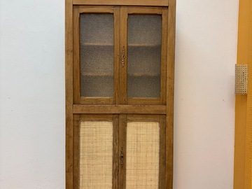 Vente avec paiement en ligne: Armoire vitrée en bois naturel avec cannage