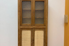 Vente avec paiement en ligne: Armoire vitrée en bois naturel avec cannage