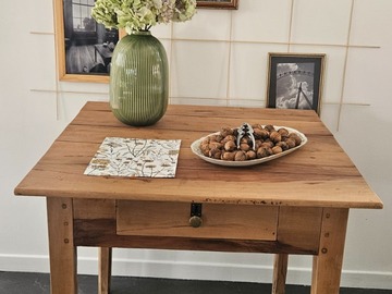 Vente avec paiement en ligne: Table d’appoint vintage bois massif avec tiroir