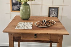 Vente avec paiement en ligne: Table d’appoint vintage bois massif avec tiroir
